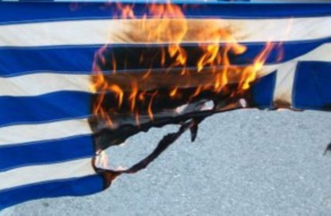 Βίντεο – πρόκληση: Κουκουλοφόροι Τσάμηδες καίνε την ελληνική σημαία