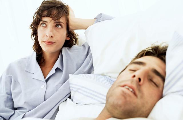 Γιατί παραμιλάμε στον ύπνο μας; Οι παράγοντες που μας επηρεάζουν