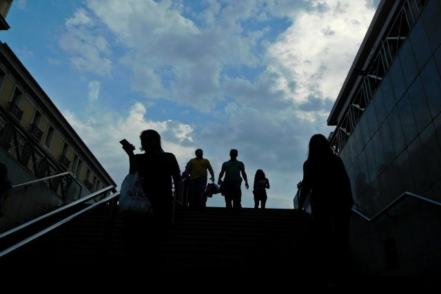 Διαβάτες κατεβαίνουν τη σκάλα στο Μετρό
