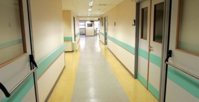 Κατέρρευσε ταβάνι στο Νοσοκομείο Νίκαιας Τραυματίστηκε μητέρα ασθενούς