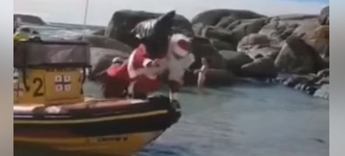 Ο Άγιος Βασίλης “τρώει” τούμπα μπροστά στον κόσμο – Επικό βίντεο