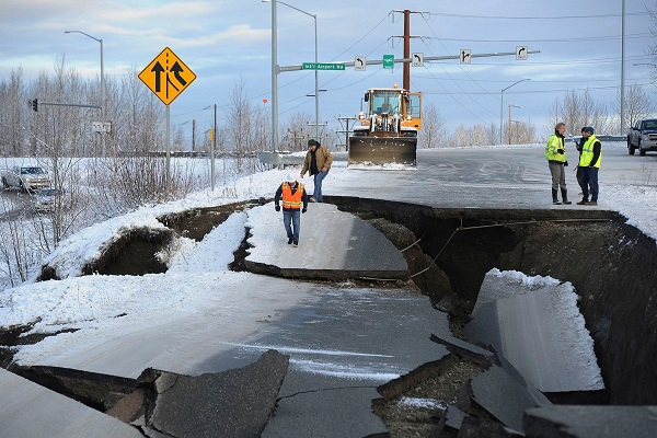 Τρομακτικά πλάνα από τον καταστροφικό σεισμό στην Αλάσκα (pics-vids)