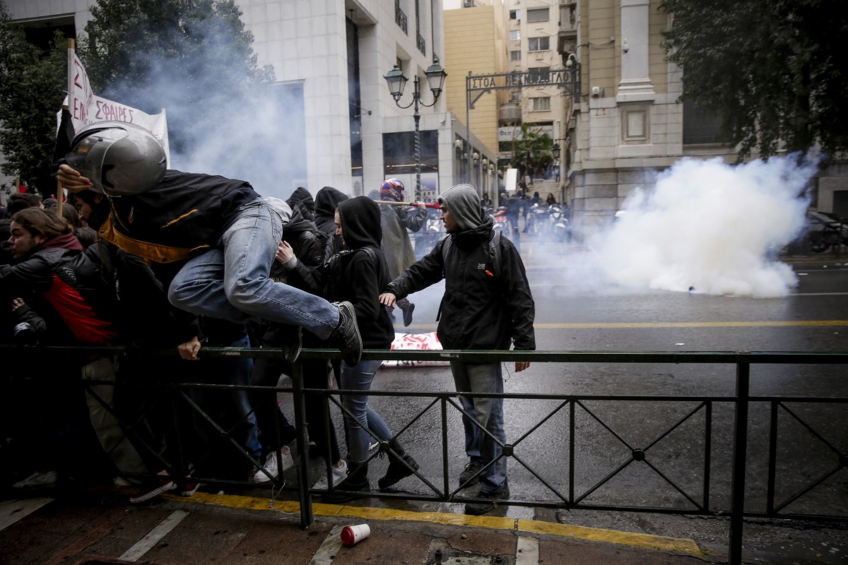 Επεισόδια σε Αθήνα και Θεσσαλονίκη για τον Αλέξη – Πέτρες, μολότοφ και χημικά (pics+vid)