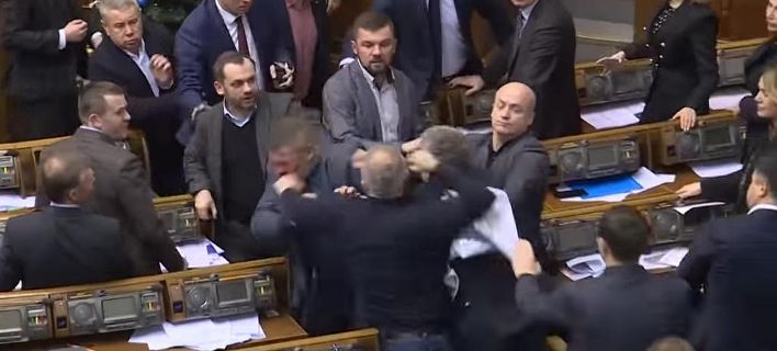 Γροθιές χωρίς έλεος στη Βουλή της Ουκρανίας, λόγω… Πούτιν (vid)