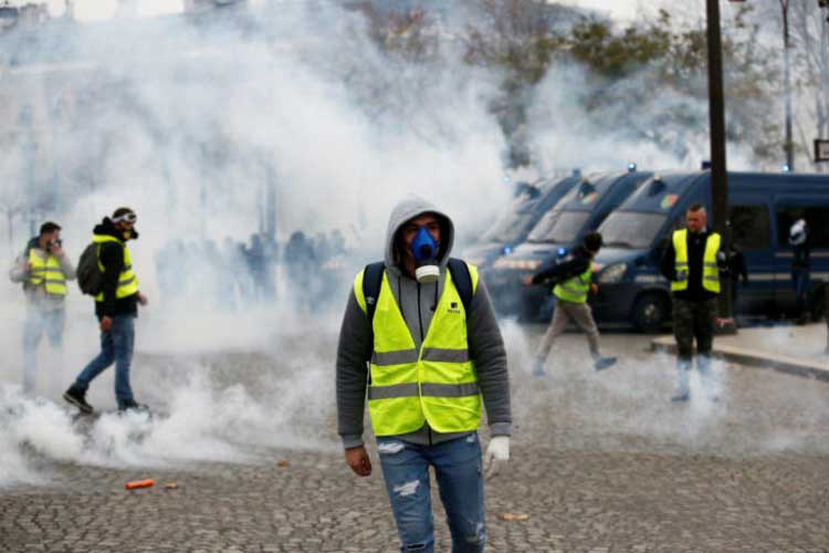 Τα “Κίτρινα Γιλέκα” δεν υποχωρούν – Ετοιμάζουν την “5η πράξη”