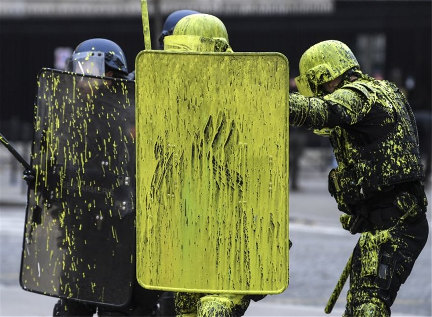 Συνεχίζονται οι διαδηλώσεις των “Κίτρινων Γιλέκων” – Δακρυγόνα και συλλήψεις στο Παρίσι (pics+vid)