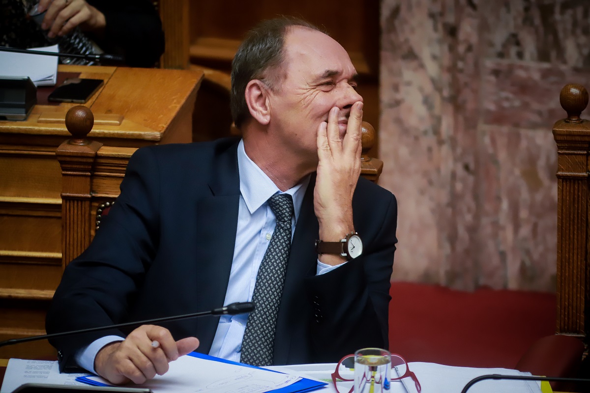 “ΔΕΠΑ, Λαυρεντιάδης, Πετσίτης – Καραμπινάτο σκάνδαλο”: Εξηγήσεις δίνουν οι βουλευτές στη Βουλή (LIVE)