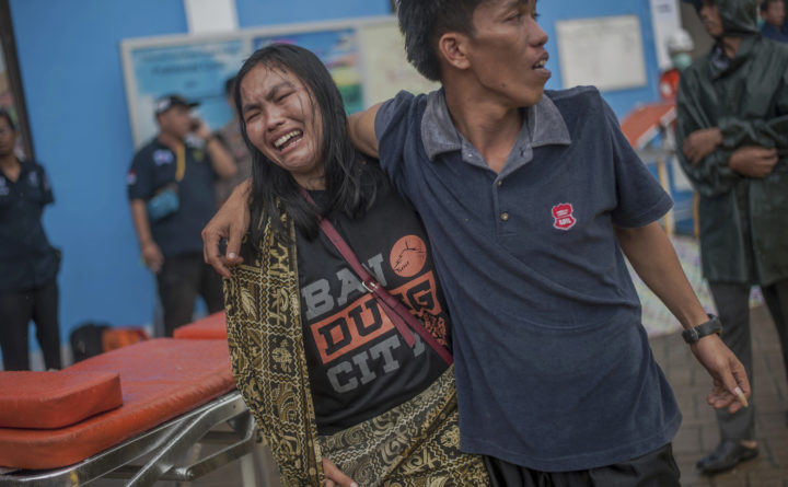 Θρήνος στην Ινδονησία: Αυξάνονται δραματικά οι νεκροί, δυσκολεύονται οι διασώστες