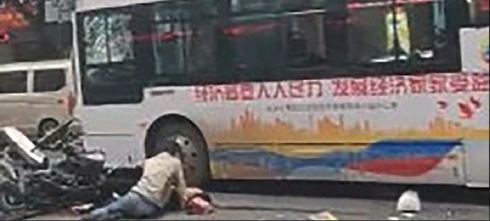 Σοκ στην Κίνα – Κατέλαβε με μαχαίρι λεωφορείο, 5 νεκροί και 21 τραυματίες (vids)