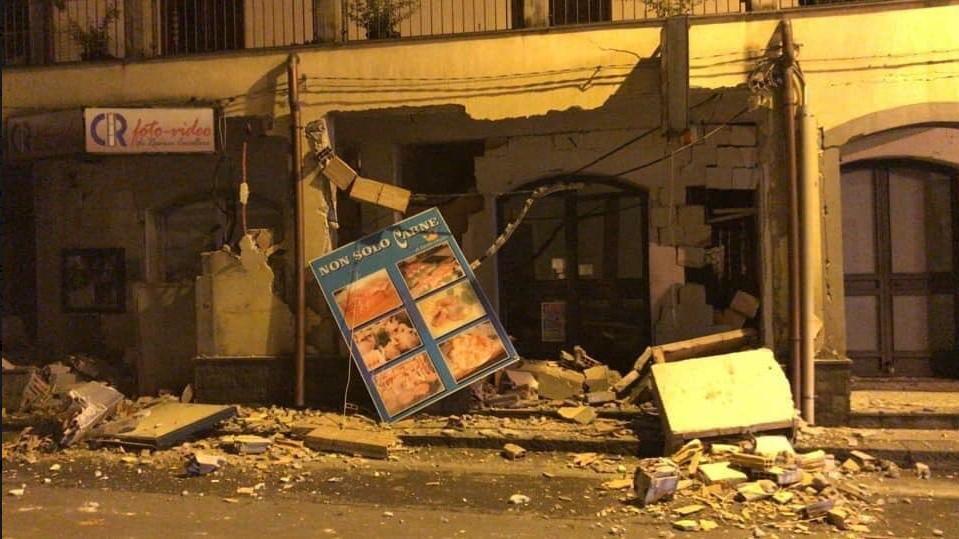 Τρομακτικός σεισμός στην Κατάνια – Τραυματίστηκαν άνθρωποι, έπεσαν σπίτια