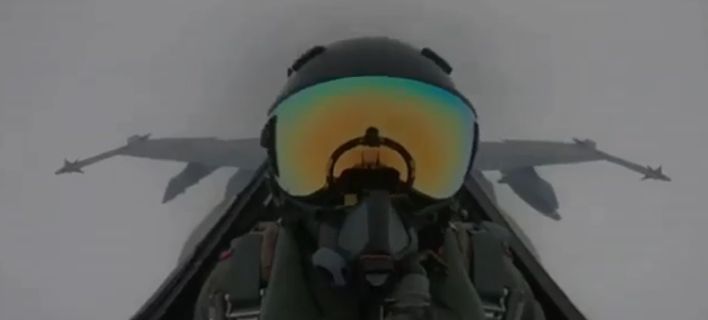 Viral: Κεραυνός χτυπά F-18 της πολεμικής αεροπορίας (vid)