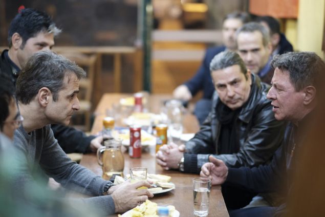 Ο Μητσοτάκης σε καφενείο, το βράδυ των Χριστουγέννων, με πρώην χρήστες ναρκωτικών