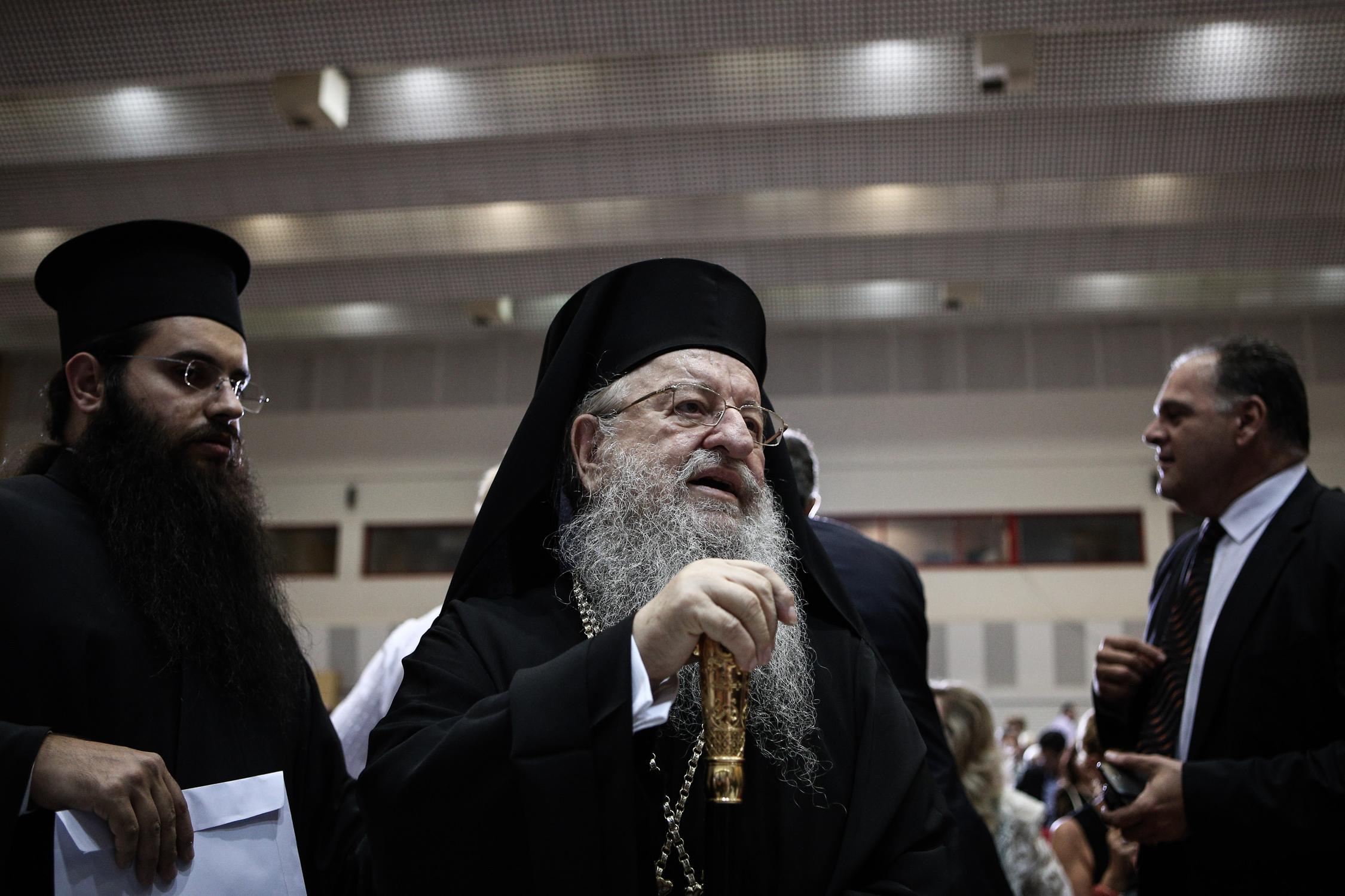 “Άνθιμε, καλύπτεις βιασμούς παιδιών”- Παρέμβαση στην Μητρόπολη