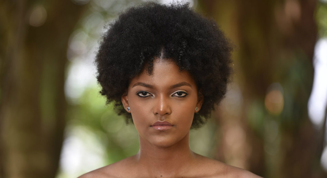 Παρολίγον τραγωδία – Παρανάλωμα του πυρός τα μαλλιά της νικήτριας του διαγωνισμού Μις Αφρική (vid)