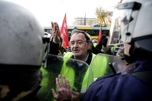 Στο Παρίσι έφτασε… η χάρη του Λαφαζάνη – Με σκουφί, κασκόλ και κίτρινο γιλέκο (pics)