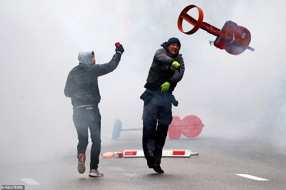 Πορεία κατά του Παγκόσμιου Συμφώνου για τη Μετανάστευση – Επεισόδια και δακρυγόνα (vid)