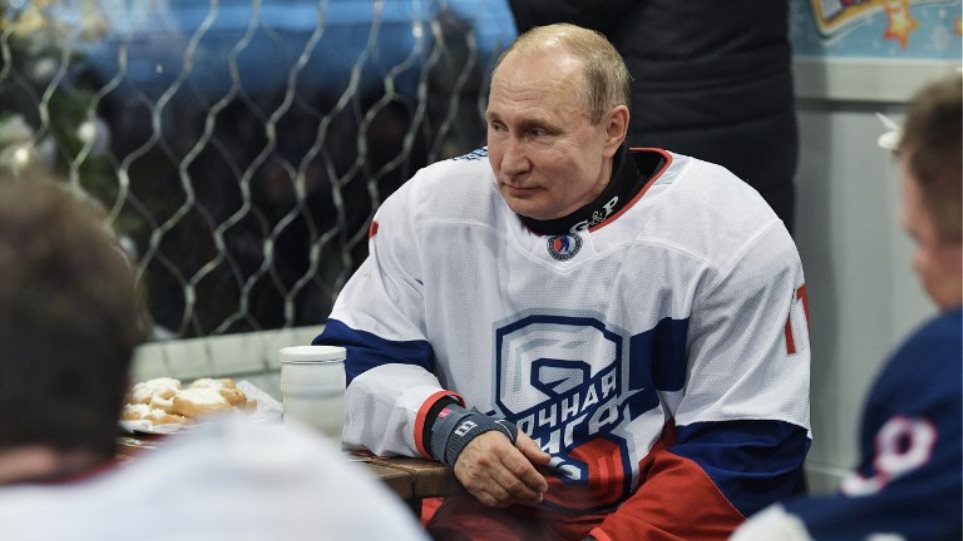 Ο γυμνασμένος Πούτιν έβαλε τα παγοπέδιλα και… βγήκε για χόκεϊ  (pics-vid)