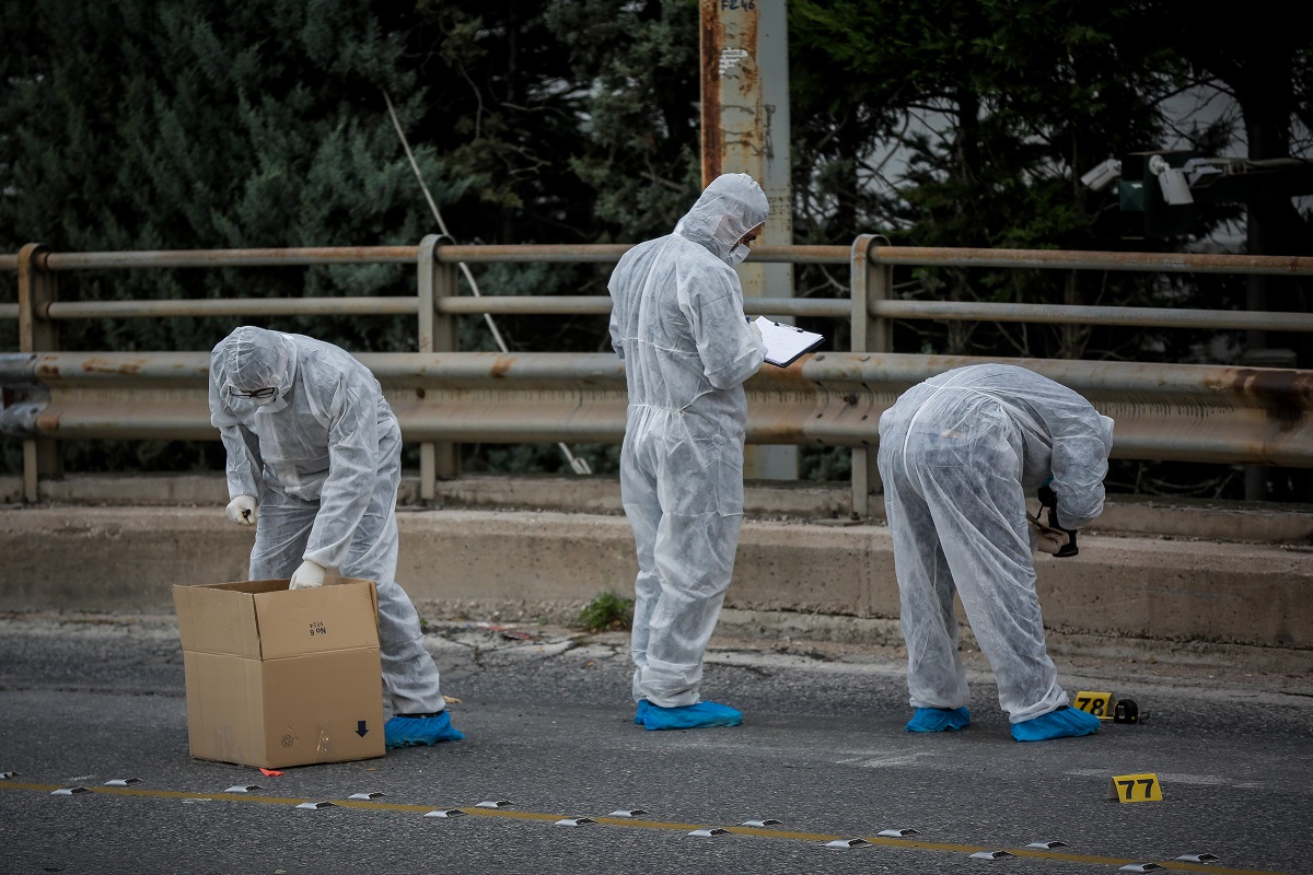 Ο «σγουρομάλλης» και ο «ξανθός»: Οι δύο ύποπτοι για το τρομοκρατικό χτύπημα στον ΣΚΑΪ