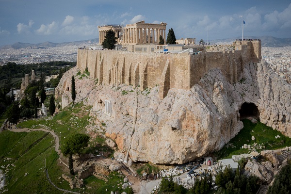 Το ΚΚΕ “σκαρφάλωσε” στην Ακρόπολη, για τη Συμφωνία των Πρεσπών