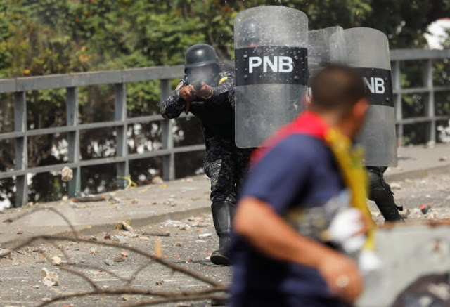 Καζάνι που βράζει η Βενεζουέλα – Αυξάνονται οι νεκροί, στο πλευρό του Γκουαϊδό οι ΗΠΑ