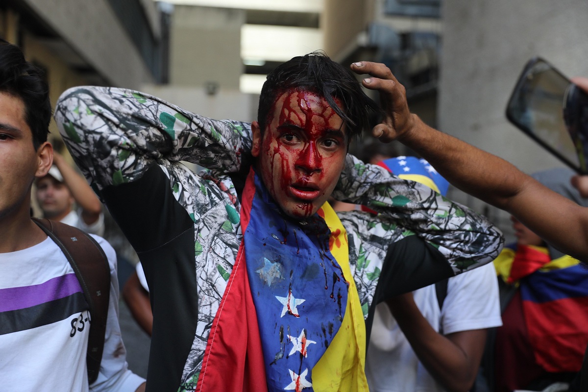 Μια “ανάσα” από τον εμφύλιο η Βενεζουέλα – Νεκροί και βίαιες συγκρούσεις στους δρόμους