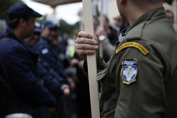 Διπλό χαράτσι στα αναδρομικά των ενστόλων – Θα πληρώσουν και εισφορά αλληλεγγύης