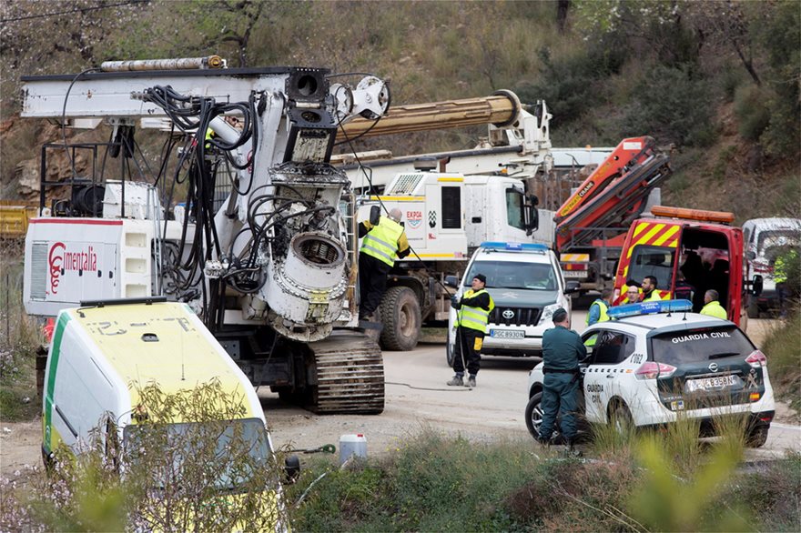 Με κομμένη την ανάσα η Ισπανία παρακολουθεί την επιχείρηση διάσωσης ενός 2χρονου αγοριού