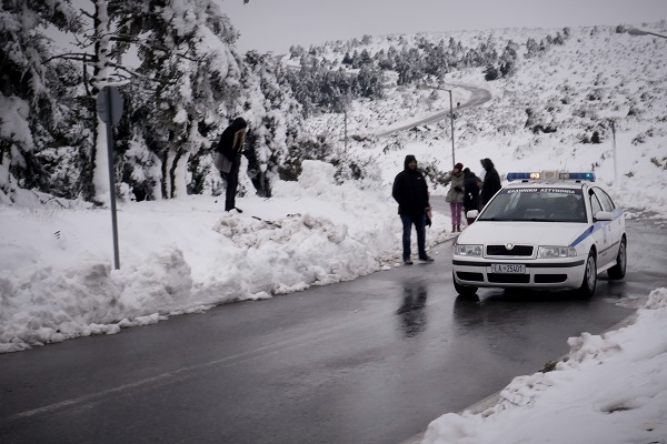 “Βούλιαξαν” στο χιόνι Λαμία – Καρπενήσι: Κλειστοί δρόμοι, αναγκαίες οι αλυσίδες