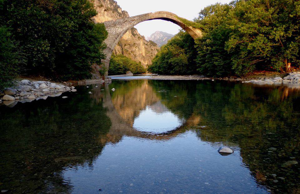 Άγιος Παΐσιος: Το υπέροχο εκκλησάκι προς τιμήν του, μέσα σε δέντρο 300 ετών