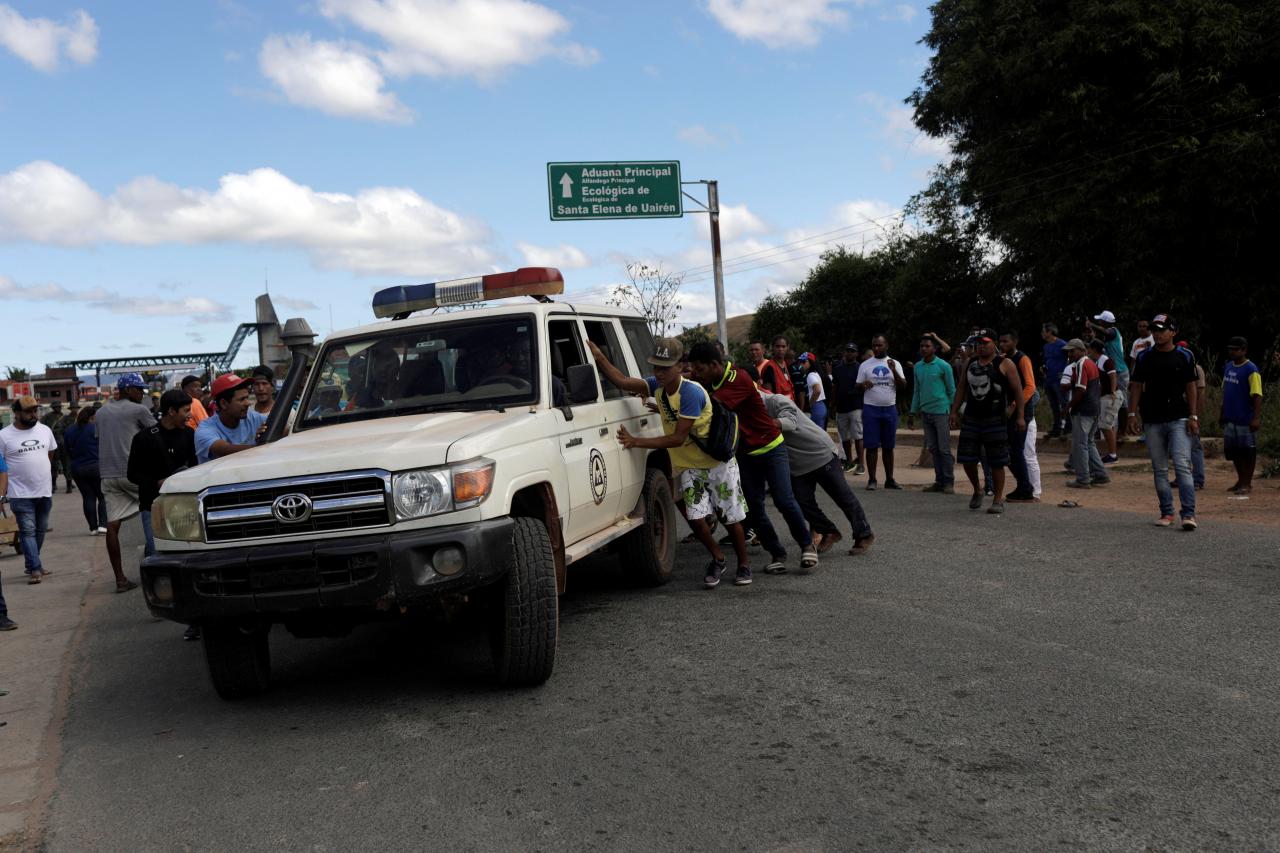 Βενεζουέλα: Μία νεκρή και δεκάδες τραυματίες σε συγκρούσεις στα σύνορα με τη Βραζιλία