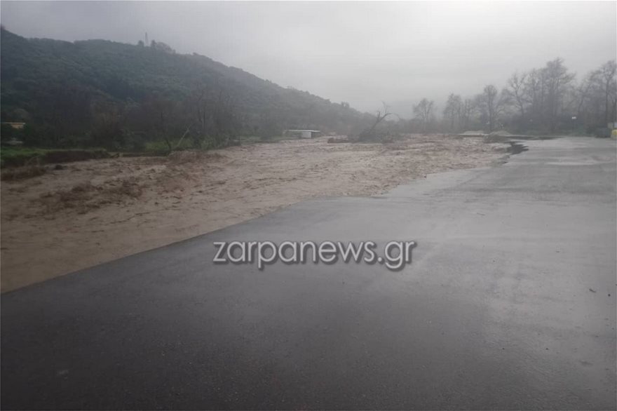 Κρήτη: Η στιγμή που καταρρέει η ιστορική γέφυρα του Κερίτη (vid)