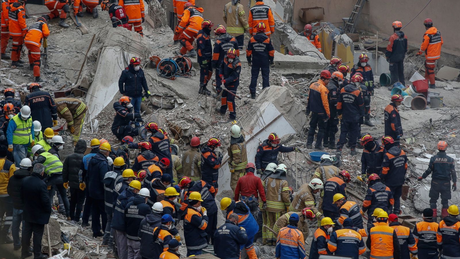 Κωνσταντινούπολη: Ψάχνουν στα ερείπια οι διασώστες – 17 οι νεκροί (vids)