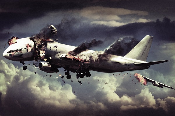 Τρόμος στον αέρα – Αεροπλάνο συντρίβεται σε κεντρικό δρόμο στο Περού(vid)