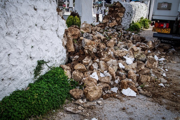 Πρέβεζα: Σοβαρές ζημιές από τον μεγάλο σεισμό (pics – video)