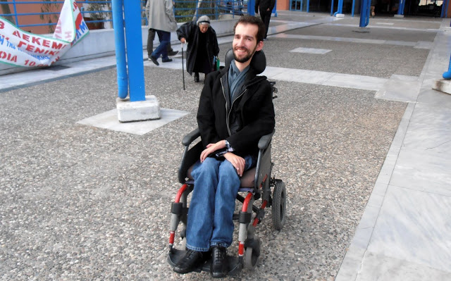 Στέλιος Κυμπουρόπουλος: Ο πρώτος σημαιοφόρος με κινητική αναπηρία στο ευρωψηφοδέλτιο της ΝΔ