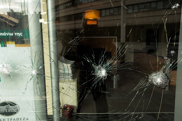 Επίθεση με βαριοπούλες σε κτίριο Ασφαλιστικής Εταιρείας στη Λεωφόρο Συγγρού (pics - video)