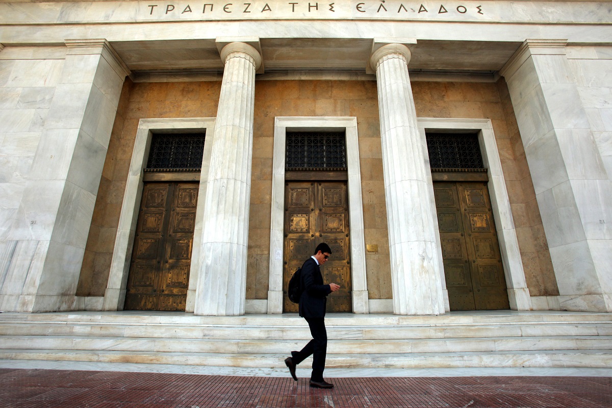 Bloomberg: Η ανάκαμψη της Ελλάδας λυγίζει, υπό το βάρος των κόκκινων δανείων