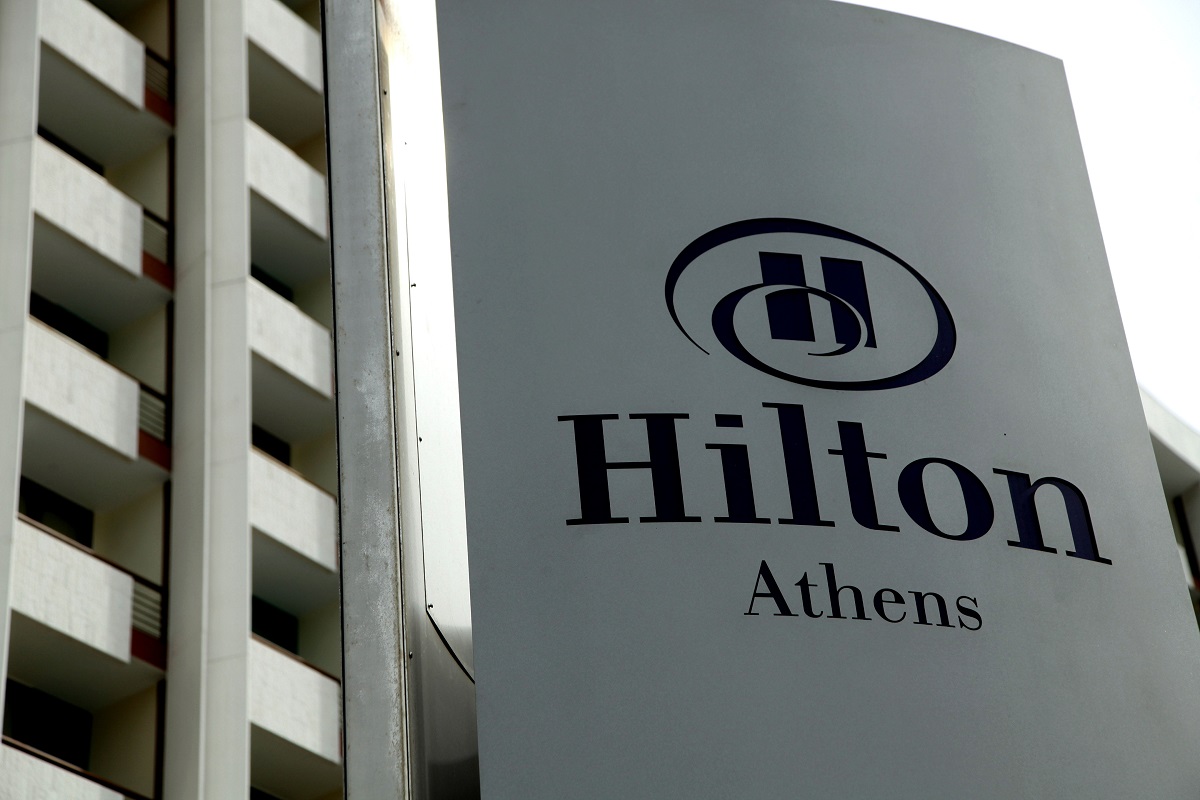 Hilton: Στα “χέρια” του Costa Navarino το ξενοδοχείο, σήμα κατατεθέν της Αθήνας