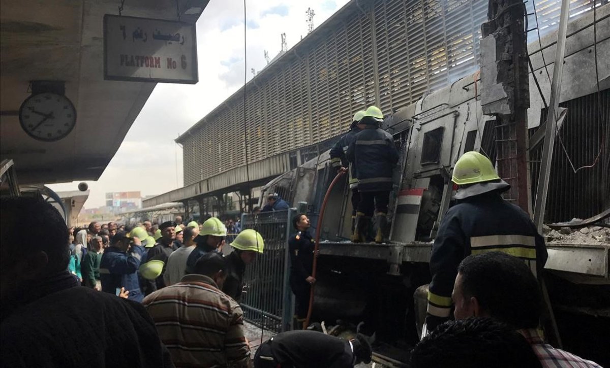 Τραγωδία στο Κάιρο: Φωτιά σε σιδηροδρομικό σταθμό
