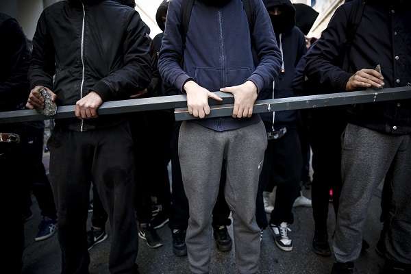 Αταξία στη Θεσσαλονίκη Αντιεξουσιαστές μαθητές διαδηλώνουν ενάντια στις κινητοποιήσεις για τη Μακεδονία