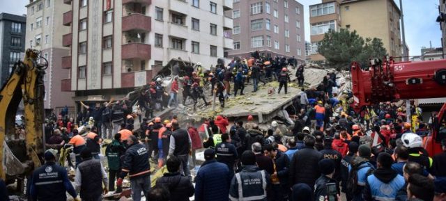 Κωνσταντινούπολη: Τουλάχιστον έξι οι νεκροί από την κατάρρευση του κτιρίου