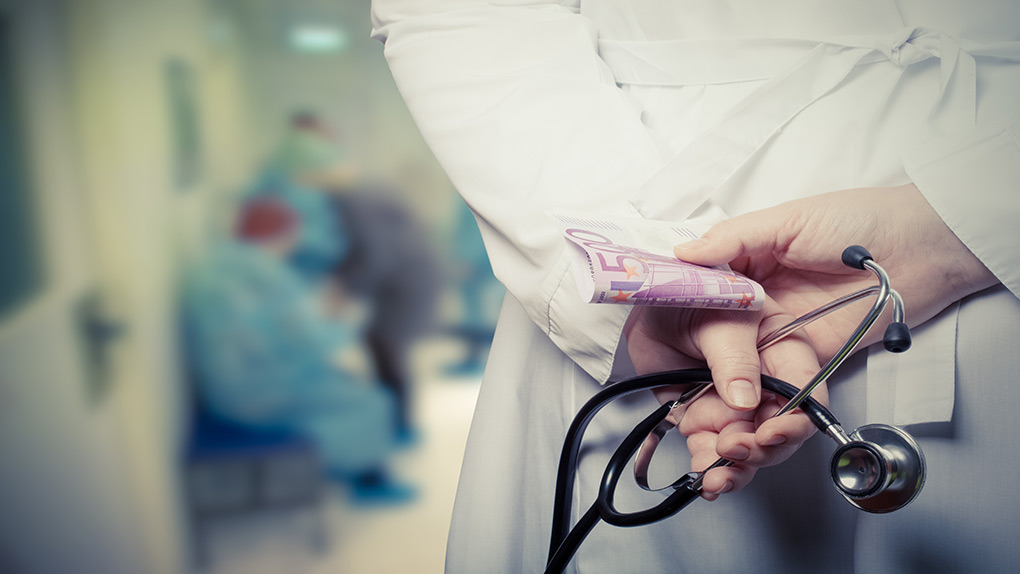 Φακελάκι σε γιατρό: Zήτησε 5.000 ευρώ από ασθενή
