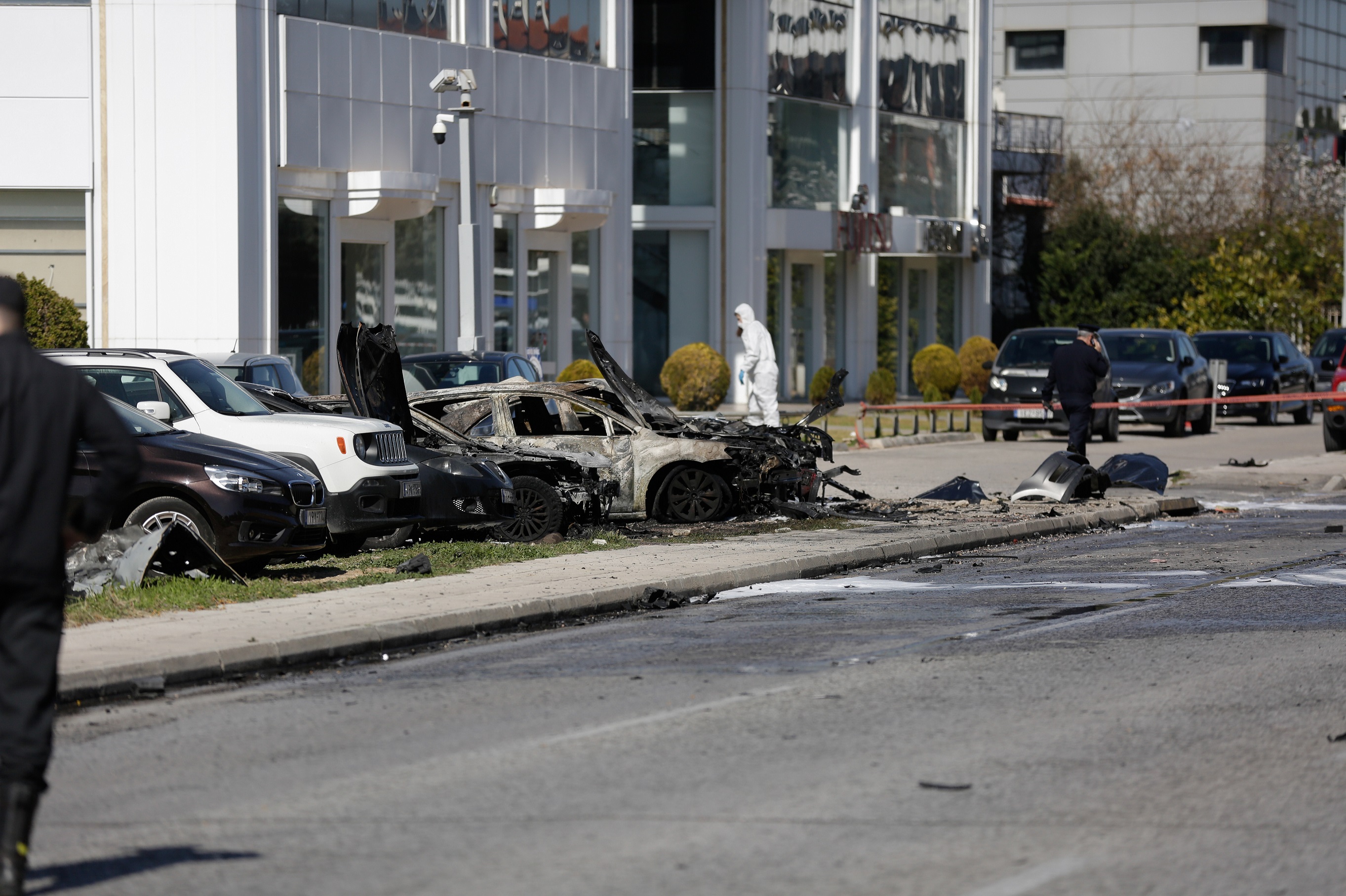 Έκρηξη Γλυφάδα: Τέσσερα αυτοκίνητα κάηκαν – Τραυματίστηκε σοβαρά ο οδηγός (pics – vids)