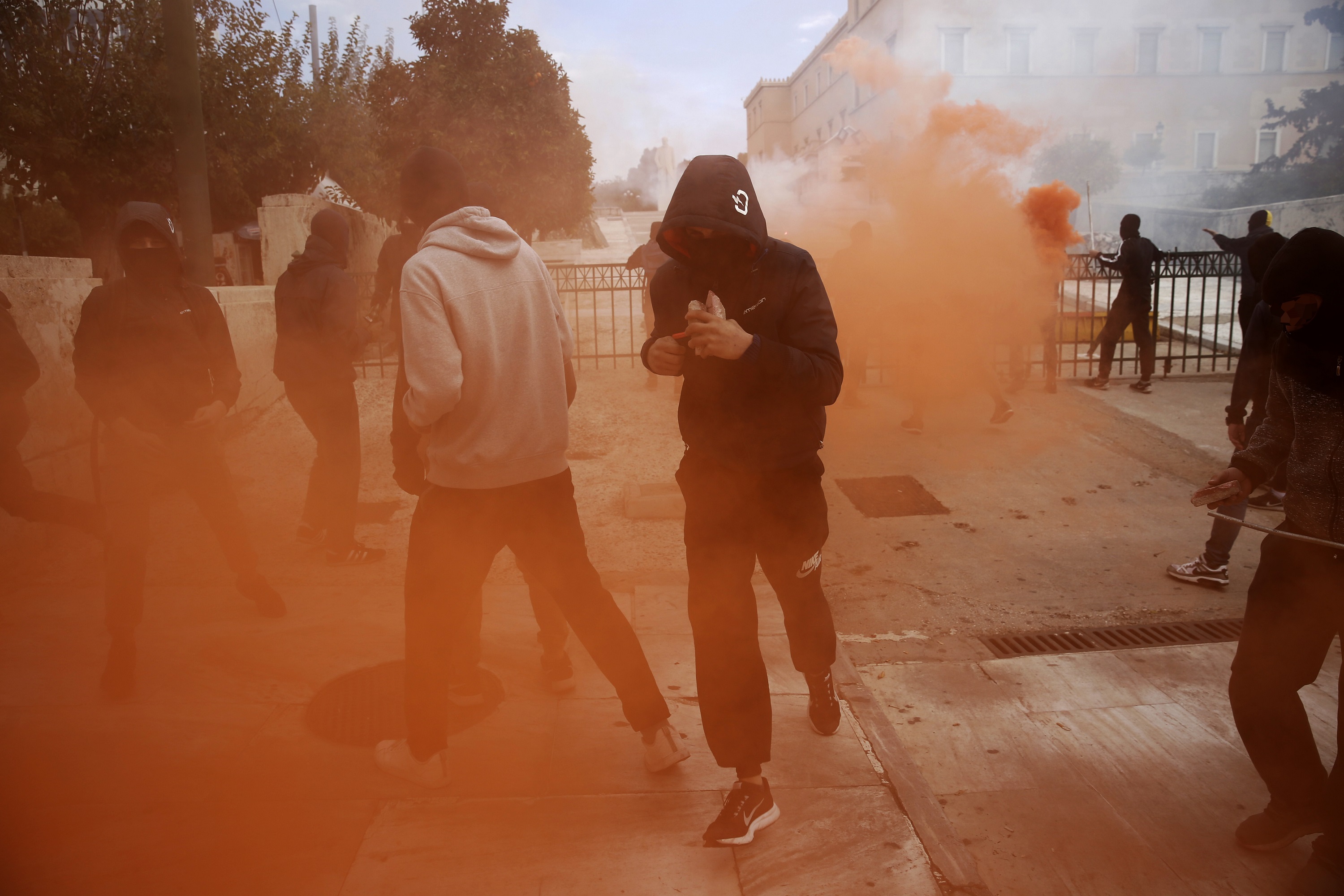 Μαθητικό συλλαλητήριο επεισόδια μολότοφ: Με χημικά “απάντησαν” τα ΜΑΤ