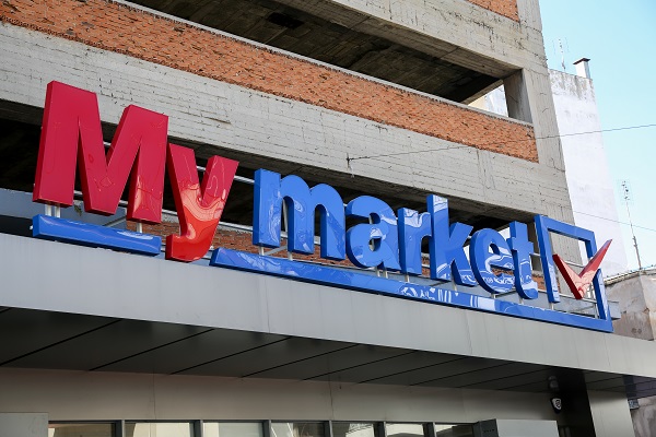 My Market Βύρωνας επίθεση: Έσπασαν τη τζαμαρία, πέταξαν μπογιές