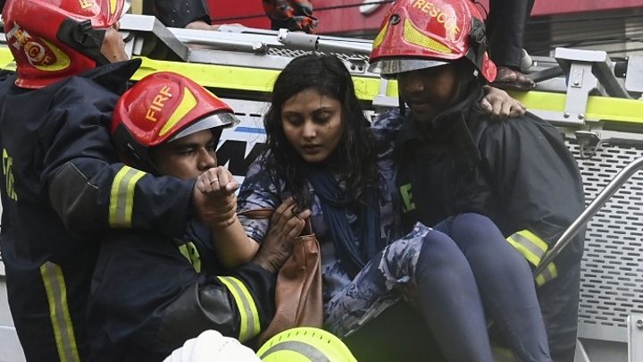 Μπαγκλαντές φωτιά: Τουλάχιστον 17 νεκροί, πηδούν από το κτίριο να σωθούν (vids)