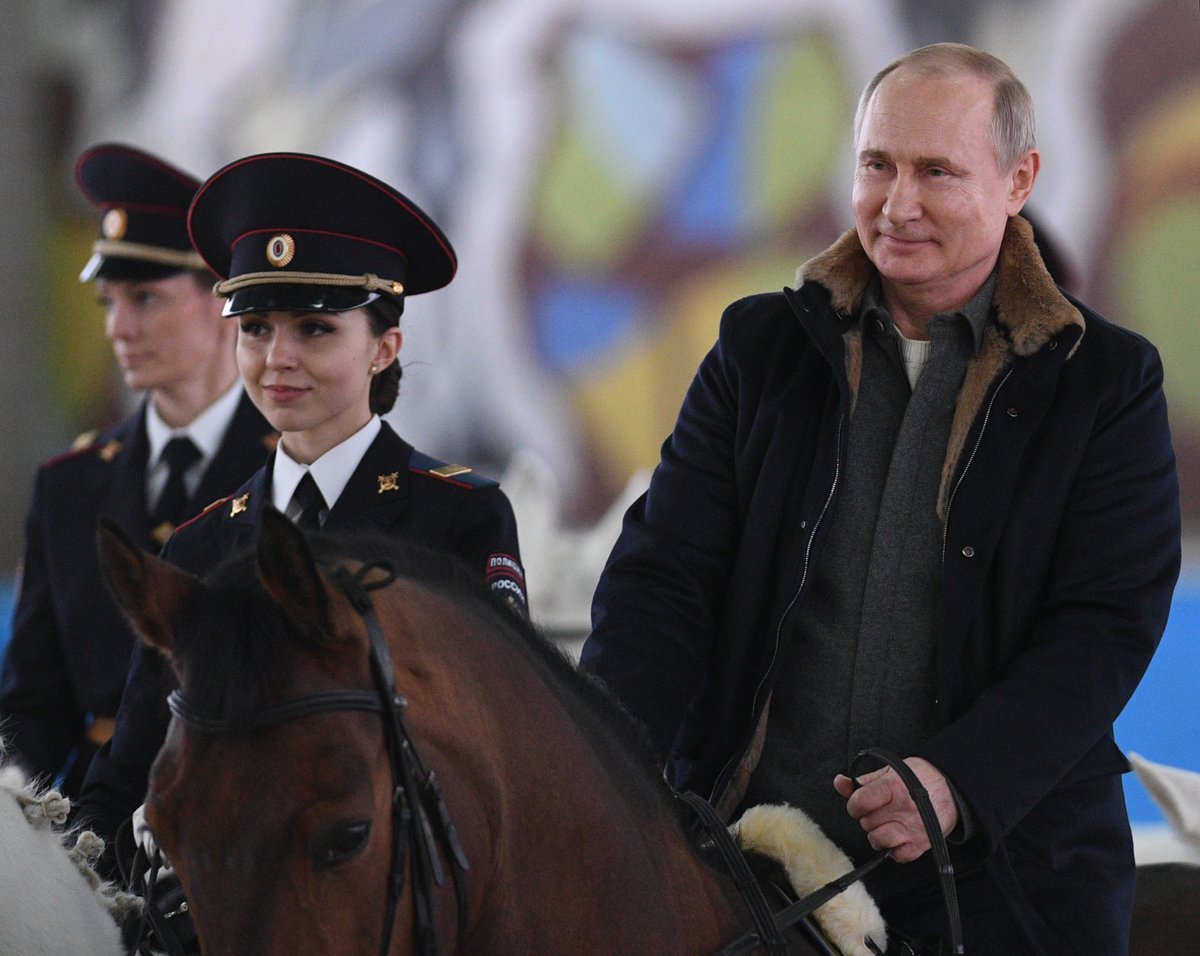 Πούτιν ιππασία με γυναίκες: Ο Ρώσος πρόεδρος τίμησε τις αστυνομικίνες