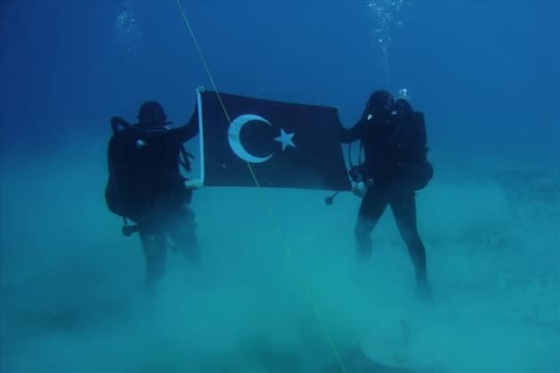 Σούδα Τούρκοι: Άγρια πρόκληση με δύτες που «κυματίζουν» την τουρκική σημαία