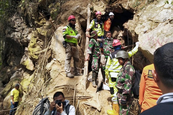 Ινδονησία: Μειώνονται οι ελπίδες για επιζώντες στο παράνομο ορυχείο  