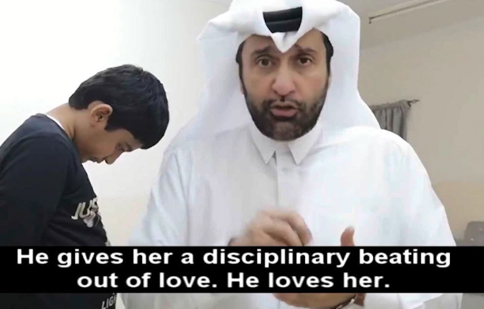 Μουσουλμάνοι – γυναίκες: “Κοινωνιολόγος” από το Κατάρ δείχνει πώς να χτυπούν τις συζύγους – “Όχι κάθε μέρα” (vid)